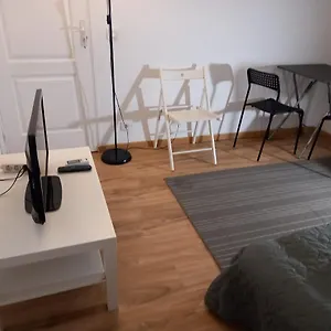 3 Hebergements - Au 1er Etage 1 2 Pieces Et Au 2eme Etage 2 Hebergements D'une Chacun- Dans Pavillon Au Pied Du Rer B A 5 Minutes De Paris Et 30 Mn Stade De France Apartamento